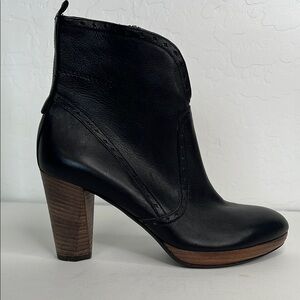 NWOB Lloyd Germany black leather heeled ankle booties size 6.5